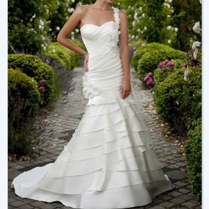 Essence of Australia wedding dress, size 8, cream